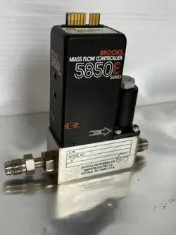 BROOKS 5850E MASS FLOW CONTROLLER, 100 SCCM N2, 1/4