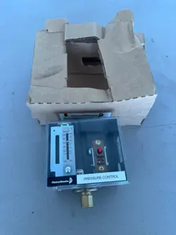 NEW IN BOX CLEAVER BROOKS 8173921 PRESSURE CONTROL SWITCH 817-3921