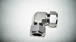 SWAGELOK STAINLESS STEEL TUBE UNION ELBOW 3/4 IN. TUBE OD (SS-1210-9)