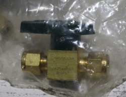 NEW  SWAGELOK BRASS QUARTER-TURN PLUG VALVE B-4P4T