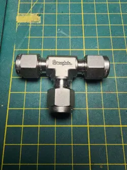 1- STAINLESS STEEL SWAGELOK TUBE FITTING, UNION TEE, 1/4 IN. TUBE OD, SS-400-3