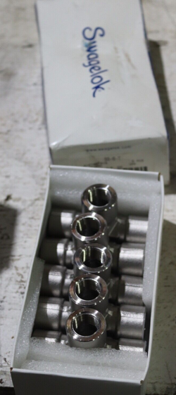 LOT 5 SWAGELOK STAINLESS STEEL PIPE TEE FITTING, 3/8