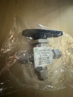 ??SWAGELOK SS-43GXS4 3 WAY BALL VALVE (BRAND NEW)
