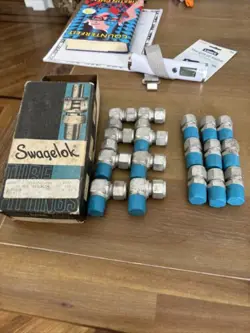 SWAGELOK 1/2 ELBOW UNION PIPE UNION CONNECTORS 17 PIECES CARBON STEEL IN BOX