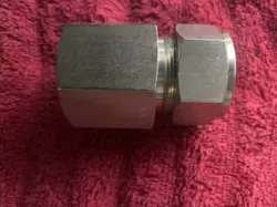 NEW UNUSED SWAGELOK SS-1610-7-16 FEMALE CONNECTOR. 1 TUBE  OD X  1 FEMALE NPT