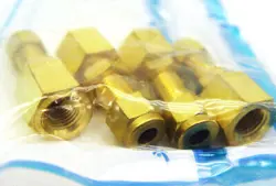 LOT OF 4 SWAGELOK B-400-71-4 BRASS TUBE FITTING BULKHEAD CONNECTORS