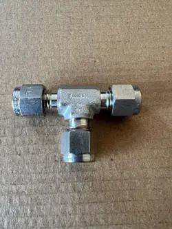 SWAGELOK TUBE FITTING, UNION TEE, 1/4 IN. TUBE OD, SS-400-3 - SS 316