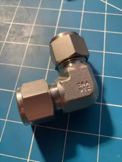 SWAGELOK SS-810-9-4 STAINLESS STEEL SWAGELOK TUBE FITTING FNSP