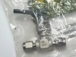 1- WHITEY SWAGELOK STAINLESS STEEL TOGGLE VALVE, 1/8