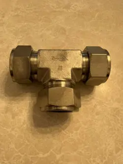1 - SWAGELOK STAINLESS STEEL UNION TEE FITTING, 1