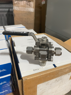 LOT OF 50 SWAGELOK SS-63XTS8: STAINLESS STEEL 3-PIECE 3-WAY BALL VALVE PTFE 1/2