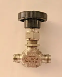 SWAGELOK SS-1RS4 NEEDLE VALVE 5000 PSIG STAINLESS STEEL 100 F 1/4 INCH 316