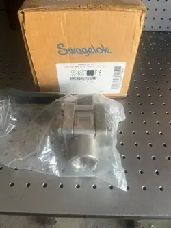 NEW SWAGELOK STAINLESS SS-65XTF16 3-WAY BALL VALVE 1