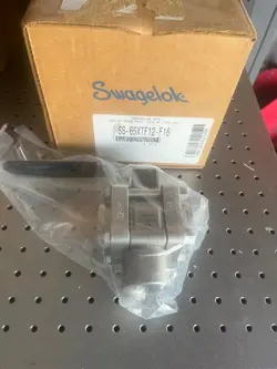 NEW SWAGELOK SS-65XTF12-F16 STAINLESS BALL VALVE 3/4IN X 3/4IN X 1IN 3 WAY 1KPSI