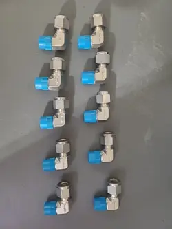 10 SWAGELOK STAINLESS STEEL ELBOW FITTING, 3/8