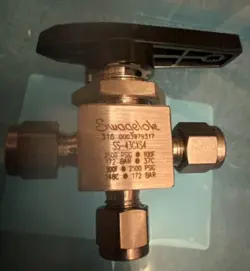 NEW SWAGELOK SS-43GXS4 STAINLESS 3 WAY 1/4