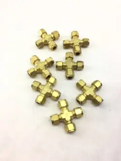 LOT OF 7 NEW SWAGELOK BRASS 3/8
