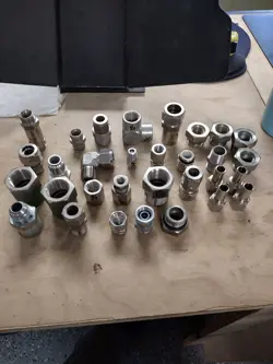 LOT OF 31PCS OF SWAGELOK & PARKER FITTINGS