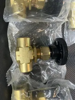 SWAGELOK B-1VF4 BRASS INTEGRAL BONNET NEEDLE VALVE FNSP LOT 1 BRAND NEW 3/8 NPT