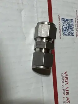 NEW SWAGELOK SS-810-6    1/2