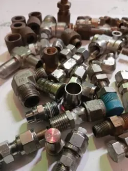 LOT OF MISC PARKER GYROLOK SWAGELOK 90 ELBOWS, & TEE FITTINGS 3/8, 1/2
