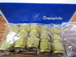 ??5) NEW SWAGELOK B-600-6 BRASS REDUCING UNION, 3/8