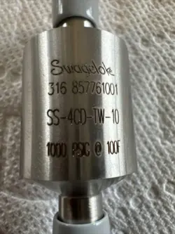 SWAGELOK SS-4CD-TW-10 CYLINDER NEW