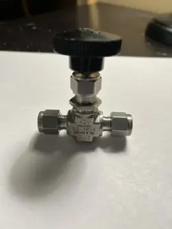 SWAGELOK NEEDLE VALVE   1/4