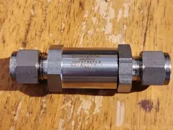 QTY 1 NEW SWAGELOK SS-6C-TR-1 SS POPPET CHECK VALVE, 3/8