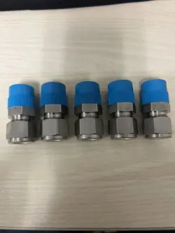 LOT OF 5 - SWAGELOK SS-810-1-8 TUBE FITTING 1/2