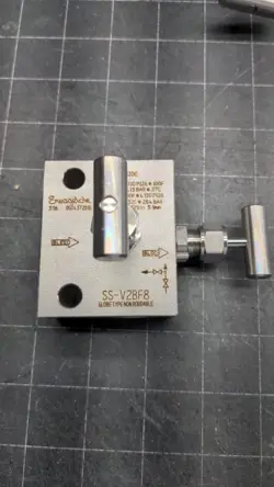 NEW SWAGELOK SS-V2BF8 STAINLESS STEEL 2-VALVE MANIFOLD 1/2 FEMALE NPT