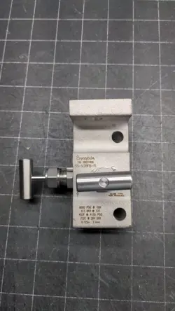 NEW SWAGELOK SS-V2BF8-FL STAINLESS STEEL 2VALVE MANIFOLD 1/2 FEMALE NPT X FLANGE