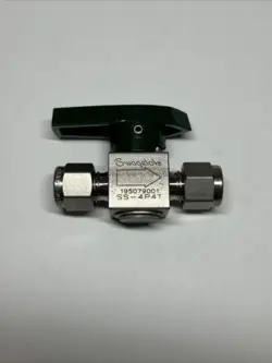 SWAGELOK SS-4P4T QUARTER TURN INSTRUMENT PLUG VALVE 1/4 IN TUBE FITTING