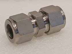 NEW SWAGELOK LOT OF (5) SS-810-6 UNION FITTING