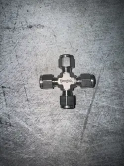 LOT OF 10 SWAGELOK SS UNION CROSS FITTING, 1/4