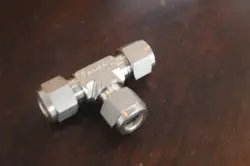 SWAGELOK STAINLESS STEEL TEE UNION FITTING, 3/8