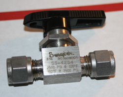 1/4 TUBE 316SS  NEEDLE VALVE (2500 PSI) SWAGELOK SS-42S4