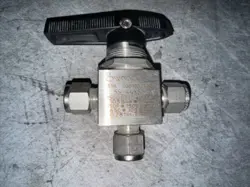 LOT OF 6 -   SS-44XS6 SS44XS6 SWAGELOK BALL VALVE