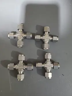 4 SWAGELOK STAINLESS STEEL UNION CROSS FITTING, 1/4