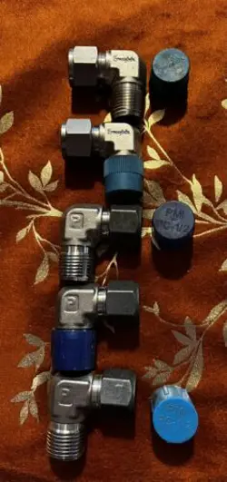 3- PARKER 2- SWAGELOK. 1/2 X 1/2 MNPT ELBOWS. OLD STOCK NEVER INSTALLED