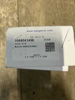BOX OF 25PCS SWAGELOK STAINLESS STEEL UNION FITTING, 3/8
