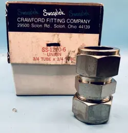 1 - SWAGELOK STAINLESS STEEL UNION FITTING, 3/4