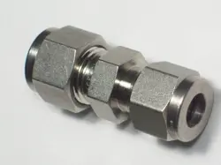 1- SWAGELOK STAINLESS STEEL REDUCING UNION, 3/8