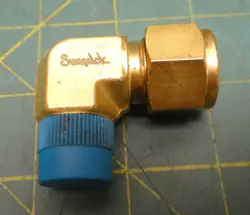 SWAGELOK B-810-2-6 BRASS 90 ELBOW 1/2