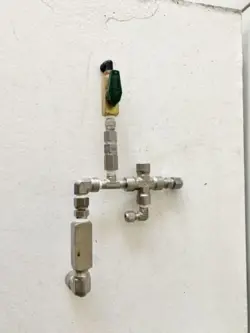 SWAGELOK B-4P4T4 BRASS SHUT-OFF VALVE
