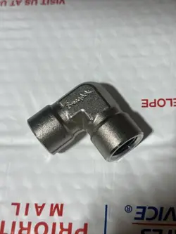 NEW SWAGELOK STAINLESS STEEL PIPE ELBOW FITTING, 1/2 IN. FEMALE NPT, SS-8-E