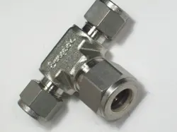 1 SWAGELOK STAINLESS STEEL REDUCING UNION TEE, 3/8