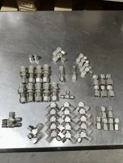 LOT OF 51 MOTION INDUSTRIES FITTINGS SWAGELOK FITTINGS SIZES DOWN ON DESRIPTIONS