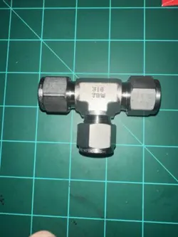 SWAGELOK SS-810-3 TEE UNION 1/2” TUBE FITTING