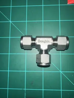 SWAGELOK SS-600-3 TEE UNION 3/8” TUBE FITTING